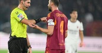 Bartesaghi tocca di mano, arbitro assegna rigore: proteste in Roma-Milan