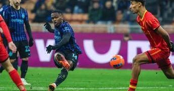 Bonny cade in area, ma Veiga colpisce il pallone: ‘giallo’ rigore in Inter-Lecce