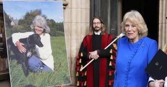 Camilla si inchina alla ‘regina’ dei romanzi rosa, l’omaggio a Jilly Cooper