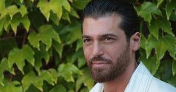 Can Yaman arrestato in Turchia: l’attore coinvolto in un’indagine antidroga