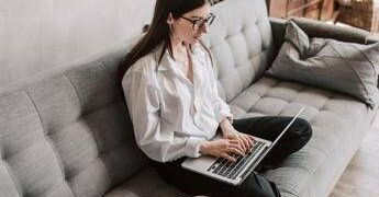 Caro energia e smart working, quanto costa lavorare da casa tra pc e climatizzatore