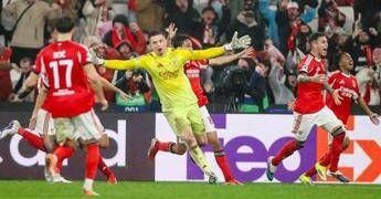 Champions, Benfica qualificato allo scadere con gol del portiere. Mourinho-show in panchina