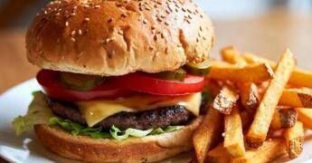 Cibo spazzatura manda il cervello in tilt, l’effetto sulla memoria: lo studio