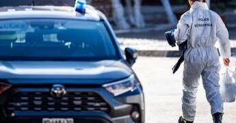 Crans-Montana, cameriere sulle spalle dei colleghi per lo spettacolo pirotecnico: il ruolo di Jessica Moretti