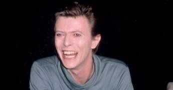 David Bowie, a 10 anni dalla morte esce la biografia ‘Oltre lo spazio e il tempo’