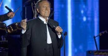 Denuncia contro Julio Iglesias: accusato di tratta di essere umani, molestie e lavoro forzato