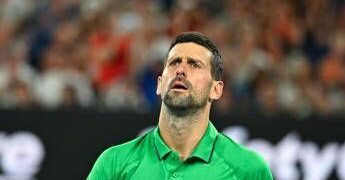 Djokovic si prende un warning e litiga con l’arbitro: “Stavo cercando il mio cappello”