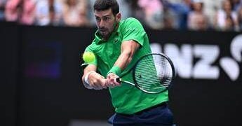 Djokovic sorride: “Grazie Sinner per avermi fatto vincere un match. Alcaraz? Spero di avere ancora benzina…”