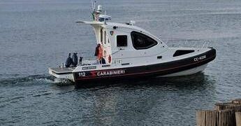 Donna scomparsa ad Anguillara, motovedette e subacquei scandagliano lago di Bracciano