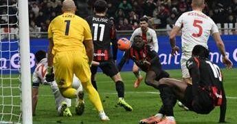 Fofana prova a colpire di testa, ma scivola: l’errore (comico) in Milan-Genoa