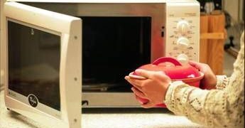 Forno a microonde fa male? Iss: “Non rende cibi meno sani”