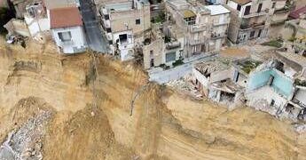 Frana Niscemi, palazzina di tre piani crolla nel precipizio: era nella zona rossa