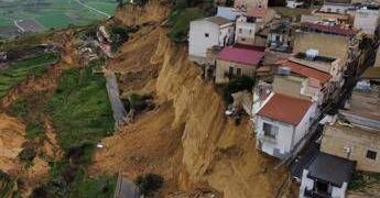 Frana a Niscemi, il sindaco agli abitanti: “State a casa”