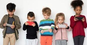 Francia, social vietati a under 15: Camera approva