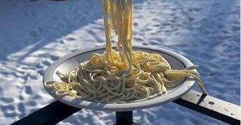 Freddo artico negli Usa, gli spaghetti si congelano e restano sospesi: il video è virale