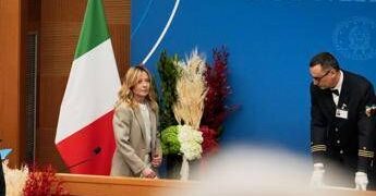 Giacca beige e chioma ‘beachwaves’, il look di Meloni in conferenza stampa