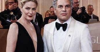 Golden Globes, da Ruffalo a Lyonne: le celebrità indossano spille di protesta contro l’ICE