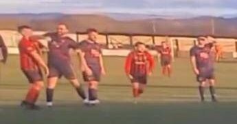 Gomitata in campo all’avversario, calciatore arrestato in Galles