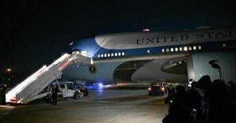 Guasto all’Air Force One in volo verso Davos, Trump cambia aereo e riparte
