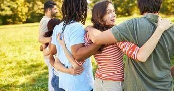 Hugging Day, fra calore umano e robot il potere terapeutico dell’abbraccio