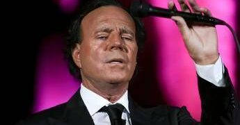 Iglesias, la mossa dopo le accuse di molestie: ingaggiato l’avvocato di Ronaldo e vip