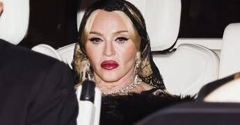 Iran, Madonna sostiene le proteste: “Tenete duro, rivoluzione necessaria”