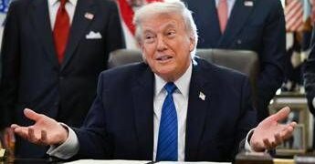 Iran, Trump e il giallo dell’ultimatum. Teheran: “Sì a negoziati sul nucleare”