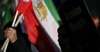 Iran, Trump vorrebbe “azione militare rapida e decisiva”. Comandante Pasdaran: “Pronti a rispondere”