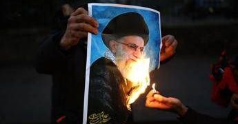 Iran-Usa, prove di dialogo. Trump tra diplomazia e attacco: oggi vertice alla Casa Bianca