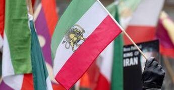 Iran, tv di Stato mostra migliaia a Teheran a sostegno del regime. Ong: saliti a 572 i morti per le proteste