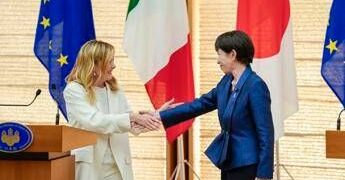 Italia-Giappone, Meloni e le bacchette a tavola: “Takaichi mi ha fatto i complimenti”