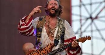 Jovanotti fan di Harry Styles, 8 ore di coda con la figlia Teresa a Parigi