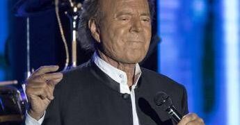 Julio Iglesias: “Contro di me accuse totalmente false, mai abusato di una donna”