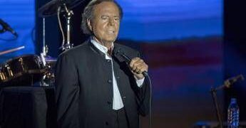 Julio Iglesias accusato di violenza sessuale da due sue ex dipendenti