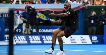 Kyrgios eliminato in doppio agli Australian Open, ma non ci sta: “Le regole sono stupide”