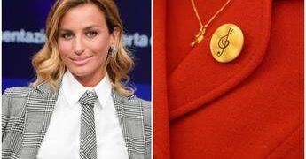 La Fenice, protesta contro Beatrice Venezi si sposta: spillette gialle al concerto a Pisa