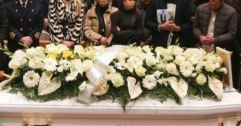 La Spezia, in migliaia ai funerali di Aba. Il vescovo: “Il dolore è di tutta la comunità”