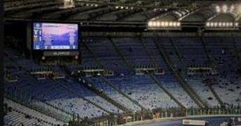 Lazio-Genoa in campo nel deserto, lo stadio Olimpico è vuoto