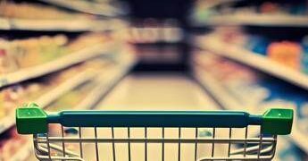 Licenziato per il test del carrello e reintegrato, cassiere sceglie il risarcimento