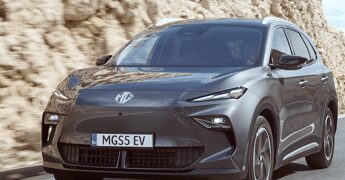 MG CHIUDE IL 2025 A 50.064 UNITÀ E SALE SUL PODIO DELL’IBRIDO