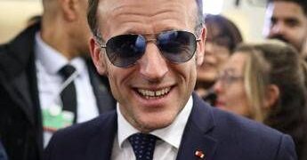 Macron e il look ‘Top Gun’ a Davos: occhiali specchiati tra stile e ironia sui social