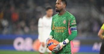 Maignan, furia per rigore assegnato alla Roma: “Bartesaghi deve tagliarsi il braccio?”