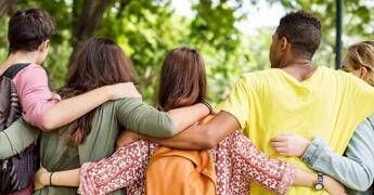 Mal di schiena nei giovani, ne soffre il 20%: errori da non fare, consigli e falsi miti