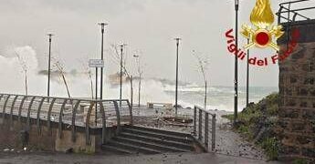 Maltempo, ciclone Harry flagella la Sicilia. Sindaco di Catania: “Restate a casa”