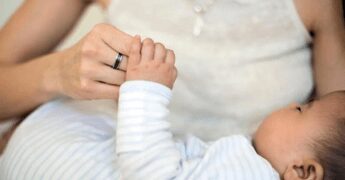 Maternità e lavoro, cos’è la child penality e perché essere madre costa caro