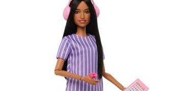 Mattel lancia la prima Barbie con autismo, ha cuffie antirumore e spinner antistress