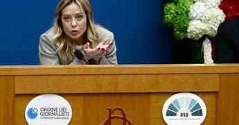 Meloni: “Trump non attaccherà la Groenlandia, Ue parli con la Russia”