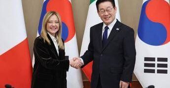 Meloni chiude la missione in Asia, sponda con Seul mentre sale la tensione sui nuovi dazi