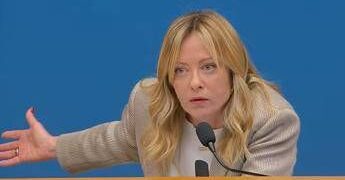 Meloni, domanda sulle tasse: “Quando pensate di farlo?”. E lei risponde ‘furiosa’