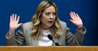 Meloni e la domanda-fiume in conferenza: “Rischiamo di farci linciare”